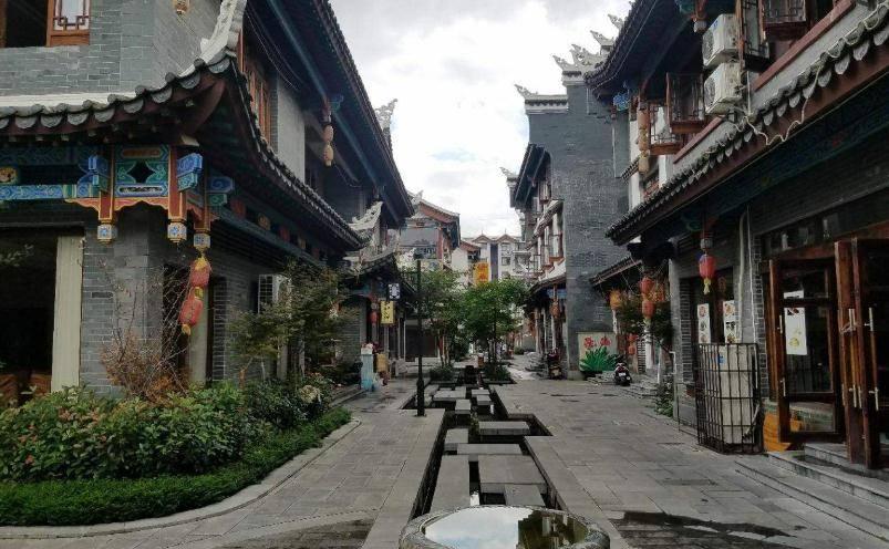 醉酒男尾随母女三人上楼砸门,当事人被吓到尖叫狂奔,派出所回应